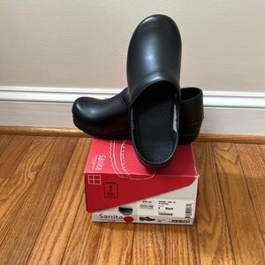 Size 39 Black Sanita Clogs